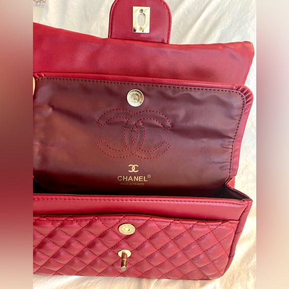 👑✅PRICE FIRM✅ Beautiful Large Red Quilted Gold Chain Purse - Picture 10 of 17